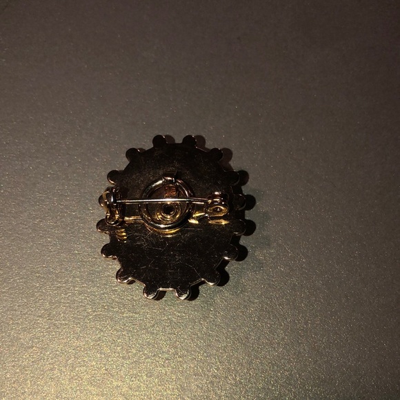 Elegant Victorian Cameo Brooch with Pearl Accents - Picture 5 of 8